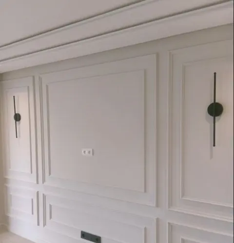 Parede com quadros de boiserie em gesso